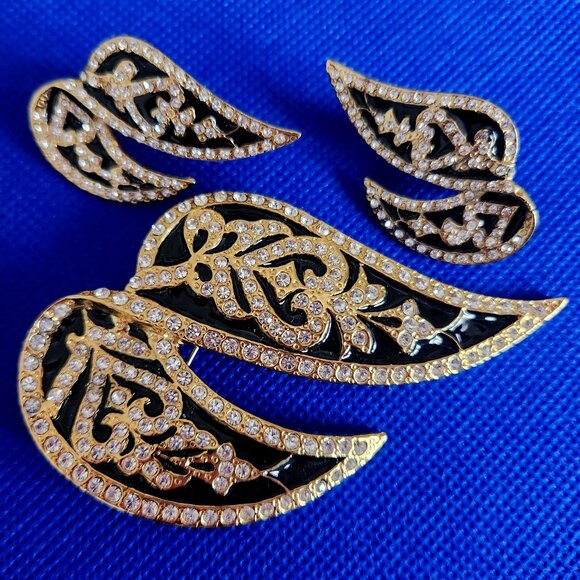 1990-S BUTLER VINTAGE BLACK ENEMEL GOLD TONE BROOCH AND CLIPS SET WITH CLEAR STO - Picture 1 of 7